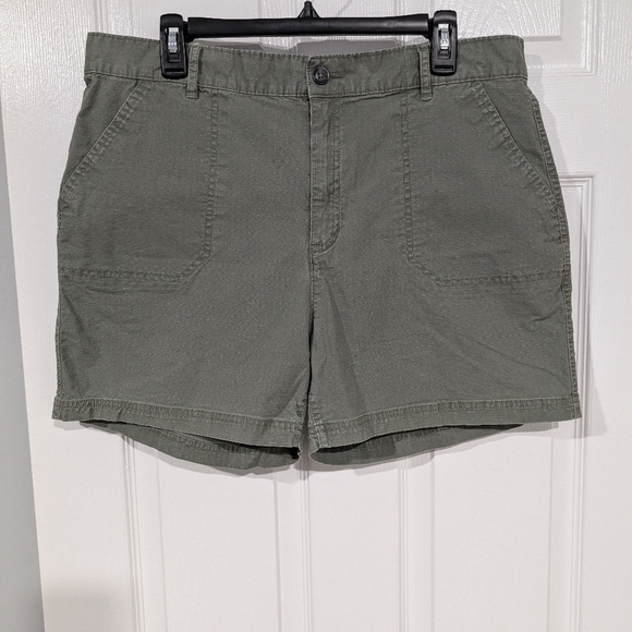Eddie Bauer Pants - Eddie Bauer Medium Green Sage Ripstop Casual Shorts in Size 14